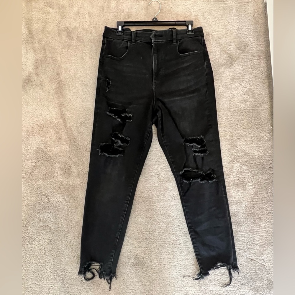 High waist, ultra stretch, cropped ankle with rips
